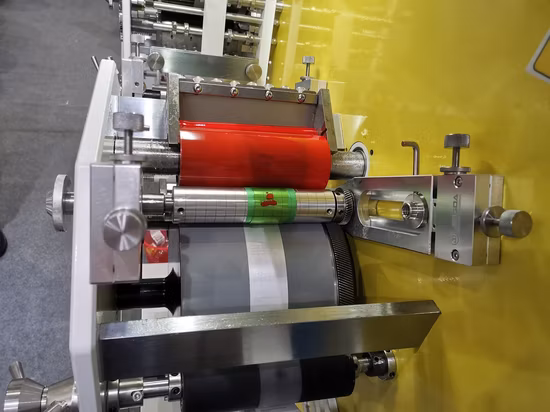Jingda 2+1 Farben Flexo-Stoffpflegeetikettendruckmaschine für Polyester-Satinband, Nylontaft, Baumwollband, Stoffetiketten und Zuckerverpackungspapier Jr-1521
